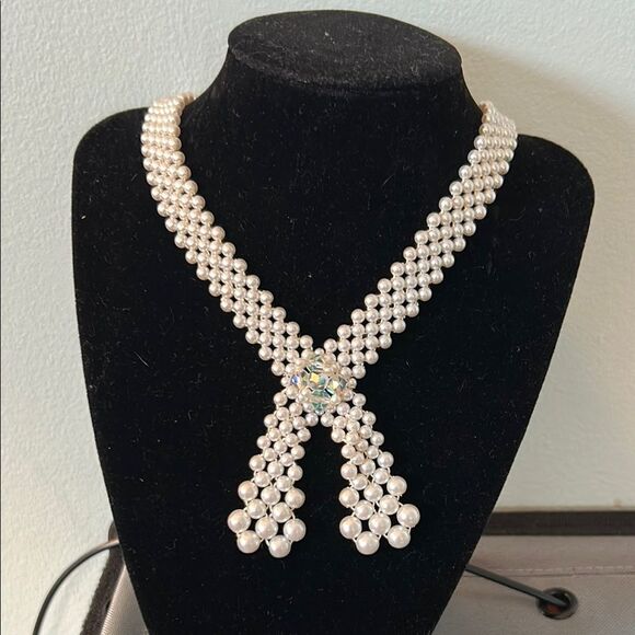Vintage Faux Pearl Bow Necklace with AB Beaded Accent - Unsigned - Picture 1 of 5